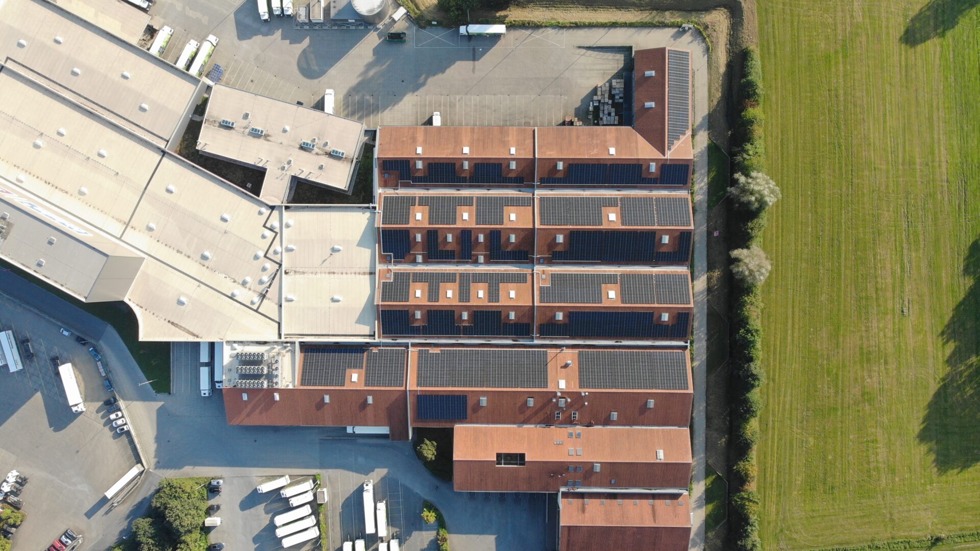 Luftaufnahme der 1-Megawatt-PV-Anlage auf dem Dach der Weiling GmbH in Coesfeld